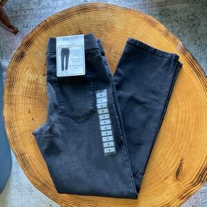 NWT Nine West Jeans Women's Heidi Pull On Skinny Straight Comfy Size 4 Black